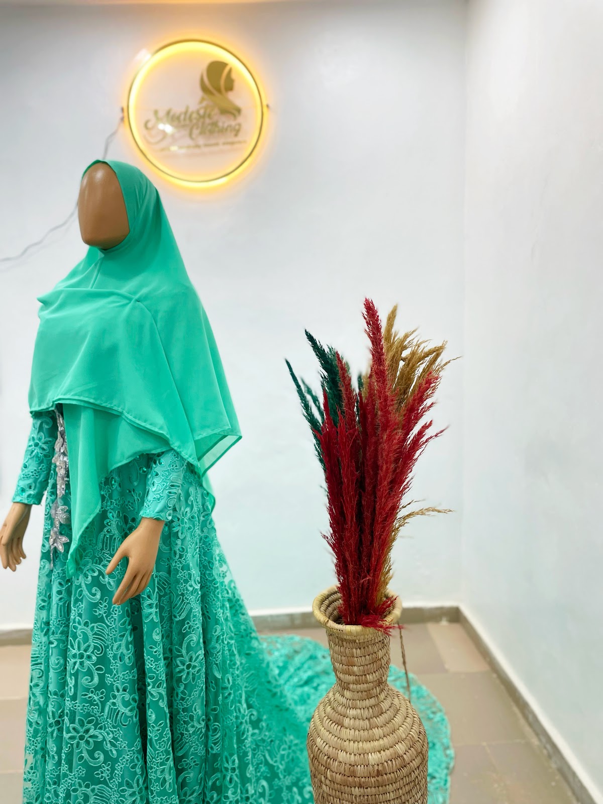 Modeste bridal piece