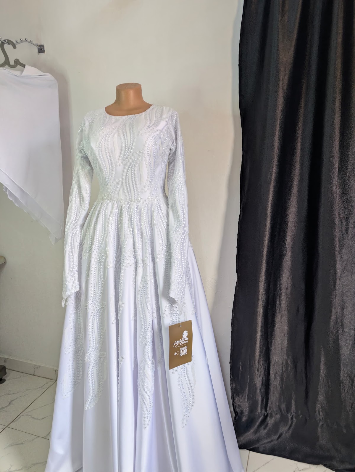 Modeste bridal piece