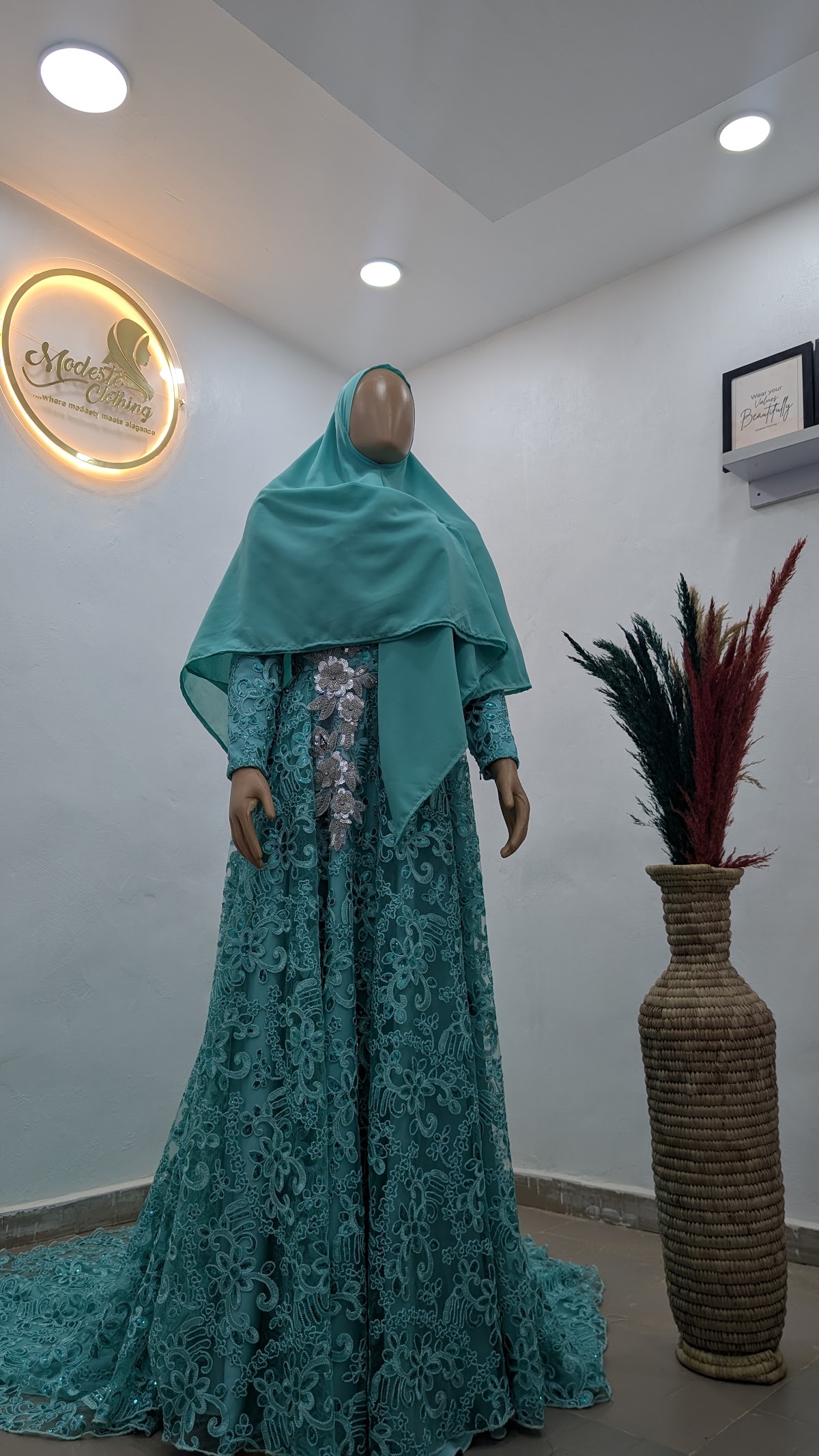 Modeste bridal piece