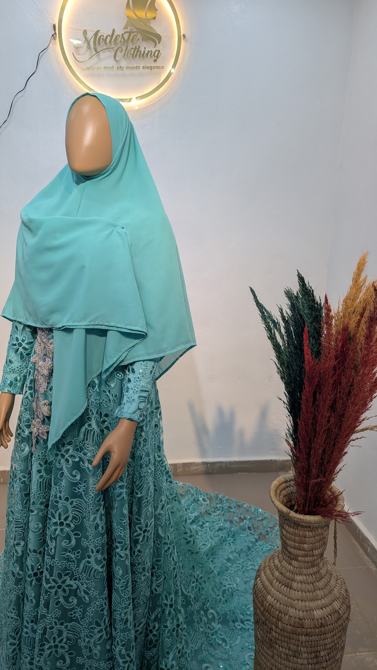 Modeste bridal piece