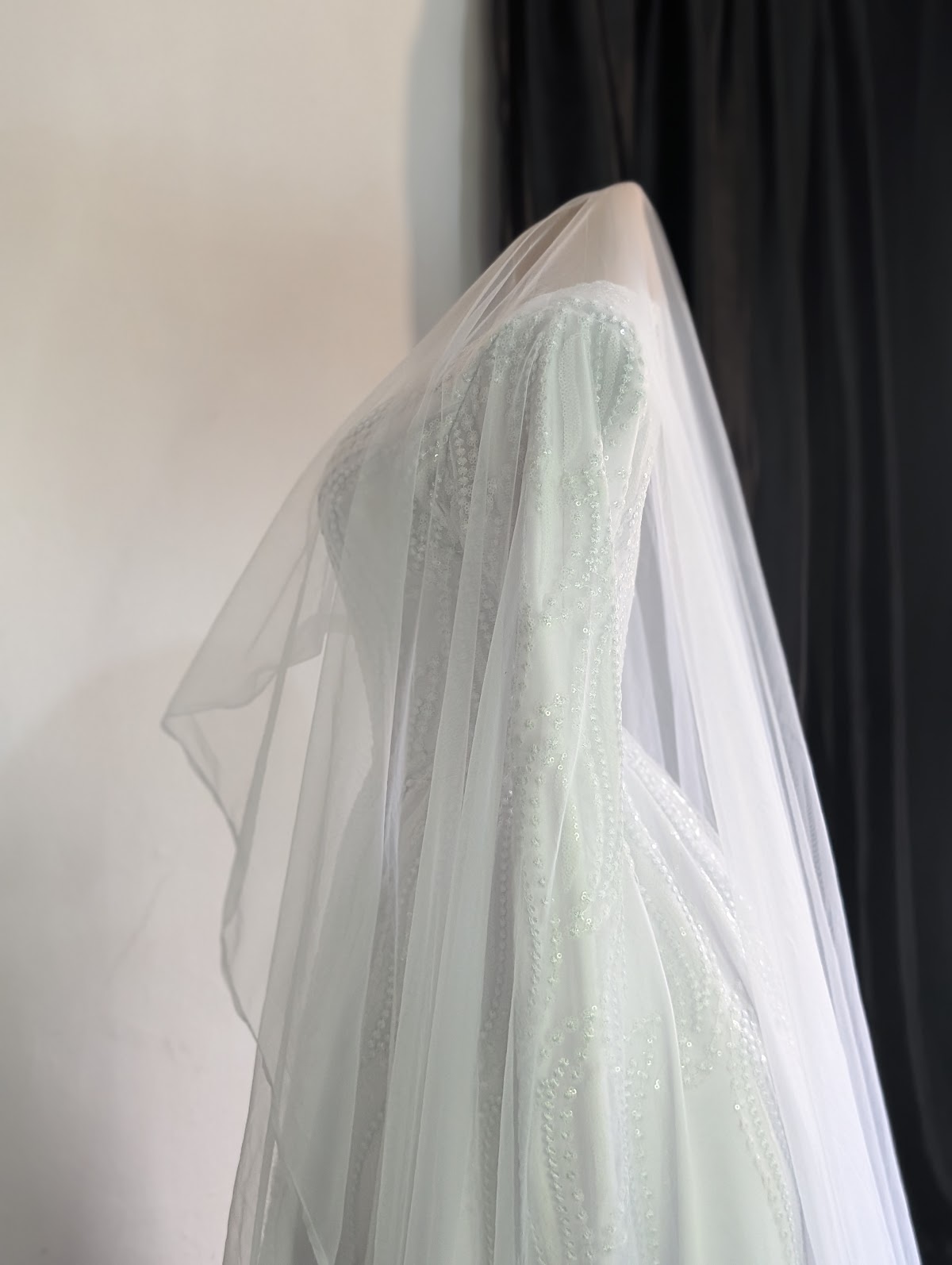 Modeste bridal piece