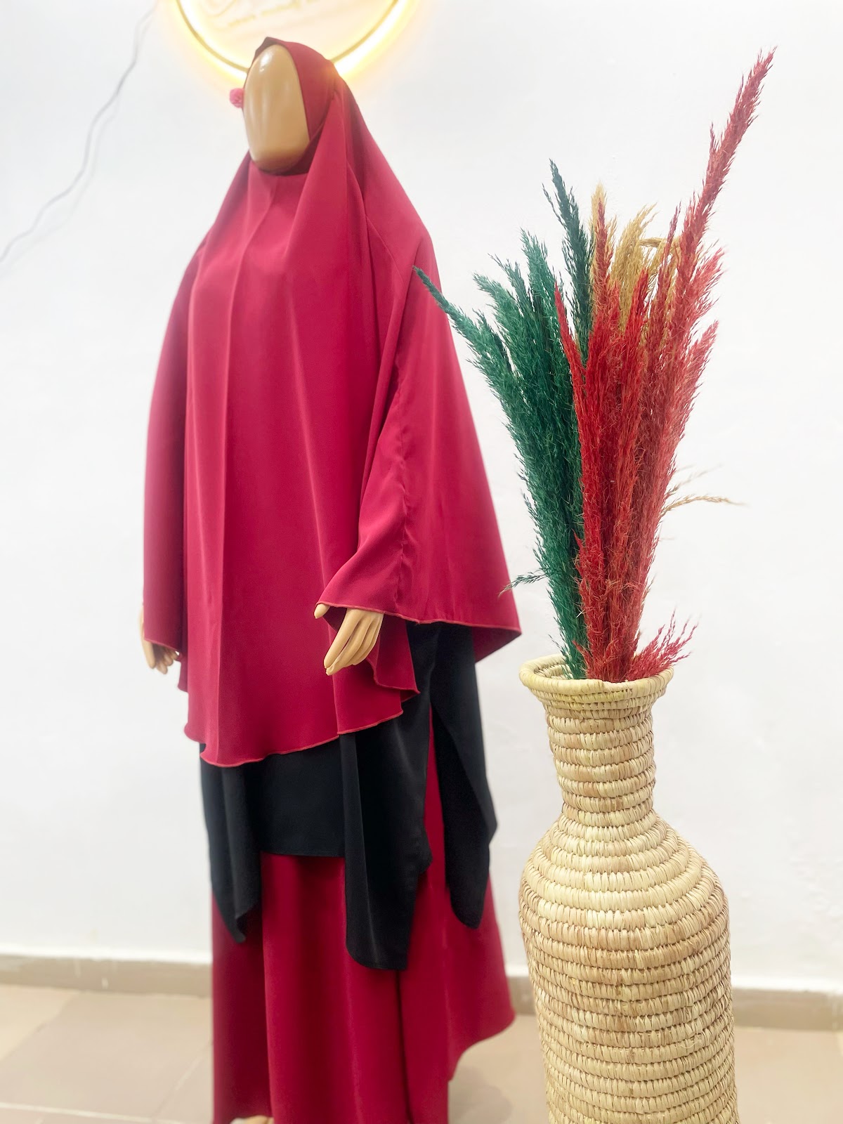 Modeste Layali red & black side-split set